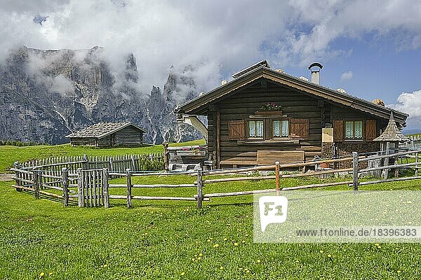 Almhütte auf der Seiser Alm  Schlern  Dolomiten  Südtirol  Italien  Europa