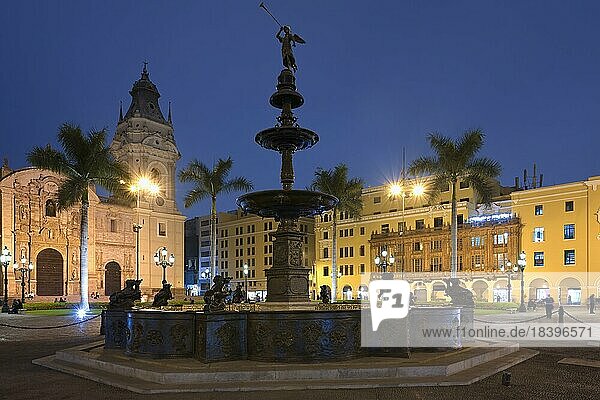 Plaza de Armas und Basilika Metropolitan Cathedral von Lima bei Nacht  Lima  Peru  Südamerika