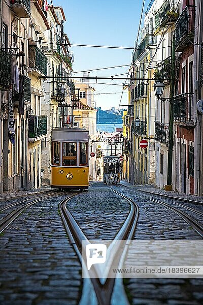 Alte Wohnhäuser in engen Gassen und historischen Straßen. Alte Häuserfronten am morgen und bei Sonnenschein  Elevador da Bica in der Altstadt von Bairro Alto  Lissabon  Portugal  Europa