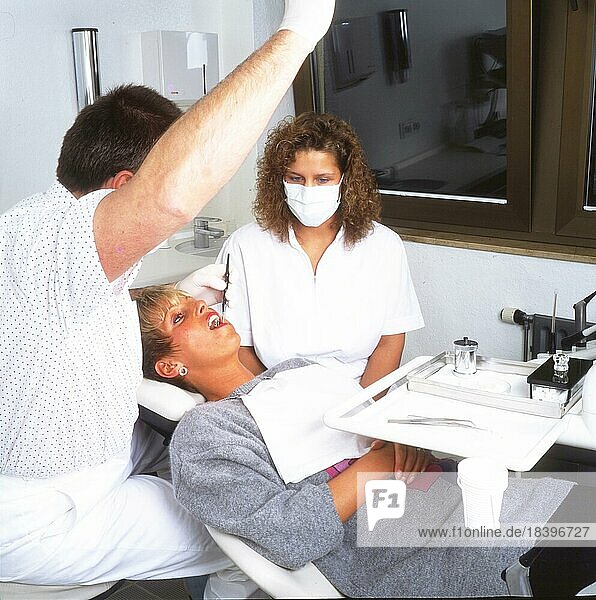 Zahnarzt in seiner Praxis bei Behandlung einer Patientin  hier am 17.2.1993 in Iserlohn  DEU  Deutschland  Europa