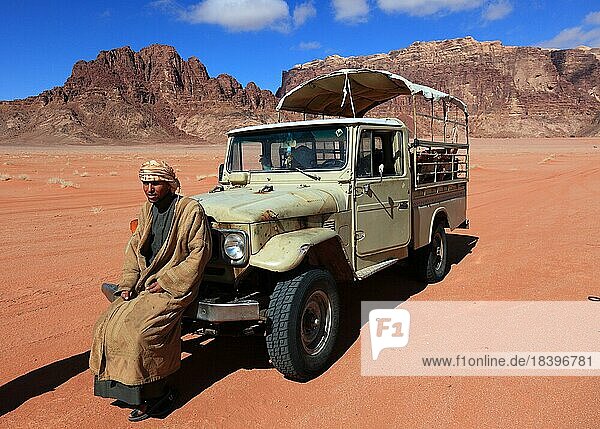 Beduine mit Geländewagen  Wadi Rum  Jordanien  Asien