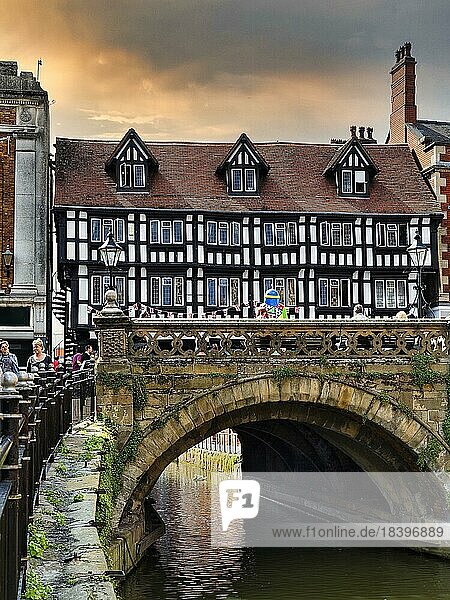 Mittelalterliches Fachwerkhaus auf der High Bridge  auch Glory Hole  High Street  Altstadt  Lincoln  Lincolnshire  England  Großbritannien  Europa
