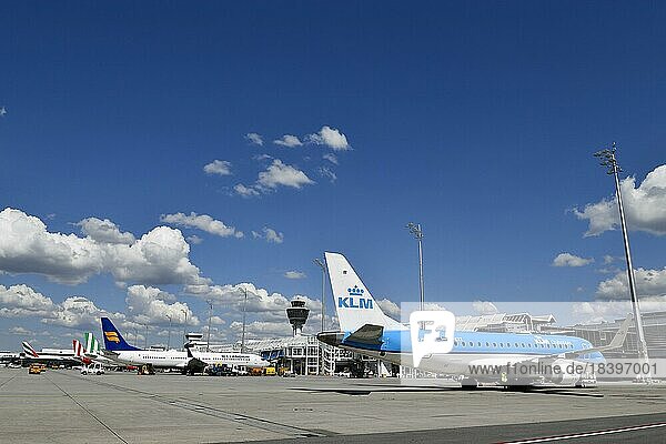 Flugzeuge parkend auf Position am Terminal 1 mit Tower  KLM  ICELANDAIR  Flughafen München  Oberbayern  Bayern  Deutschland  Europa