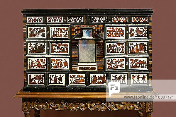 Basilica Metropolitan Cathedral of Lima  Antiker Holzschrank mit kleinen Schubladen und Fächern  18. Jahrhundert  Lima  Peru  Südamerika