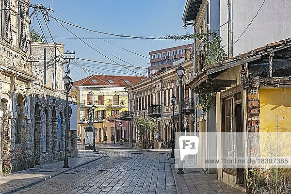 Straße mit bunten Häusern  Geschäften und Restaurants im alten Stadtzentrum von Shkodër  Shkodra in Nordalbanien
