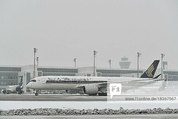 Singapore Airlines Flugzeug im Winter vor Terminal 2 mit Tower  Airbus  A350-900  A 350  900  Flughafen München  Oberbayern  Bayern  Deutschland  Europa