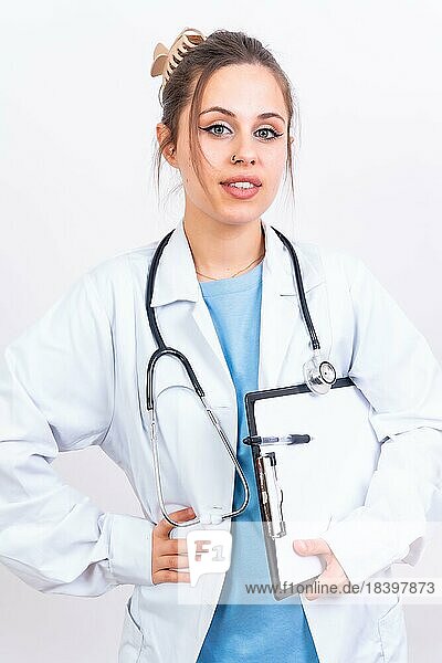 Porträt einer lächelnden Ärztin im Arztkittel  vor weißem Hintergrundem Untergrund  Konzept der Medizin