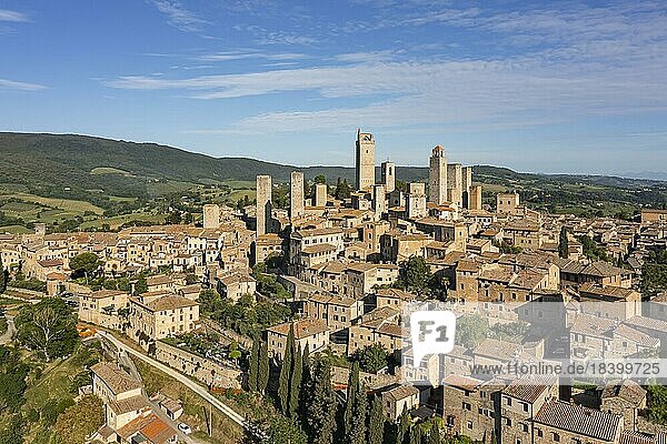 San Gimignano  Stadt der Türme  mit mittelalterlichen Stadtkern  Luftaufnahme  San Gimignano  Toskana  Provinz Siena  Italien  Europa