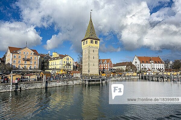 Hafenpromenade mit Mangturm  spiegelt sich im See  Hafen  Lindau Insel  Bodensee  Bayern  Deutschland  Europa