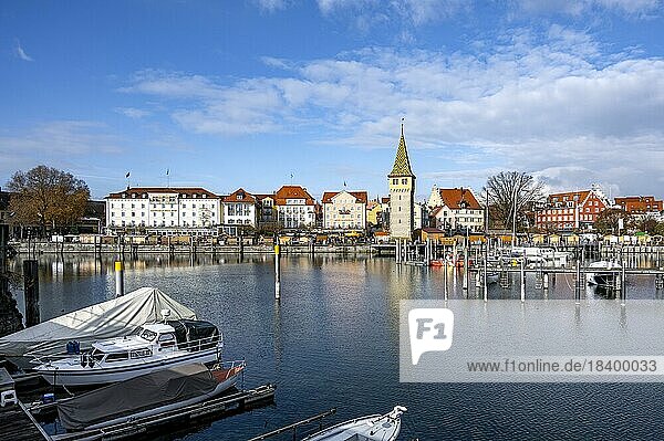 Hafenpromenade mit Mangturm  Hafen  Lindau Insel  Bodensee  Bayern  Deutschland  Europa