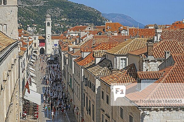Glockenturm und Touristen beim Einkaufen in der Stradun  Placa  Hauptstraße in der Altstadt  historisches Stadtzentrum von Dubrovnik  Süddalmatien  Kroatien  Europa
