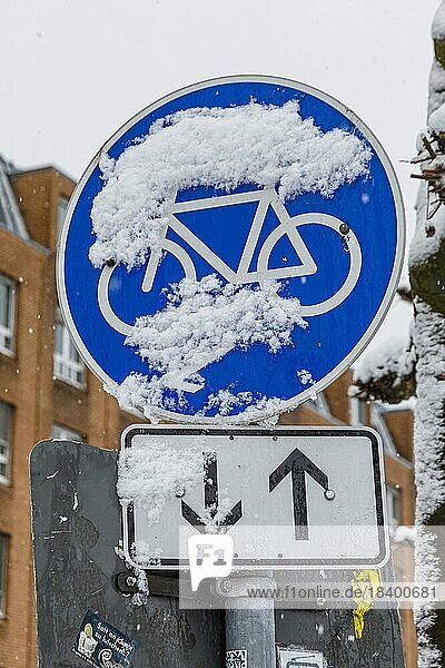 Düsseldorf im Schneegestöber  eingeschneites Verkehrsschild Radweg  Düsseldorf  Nordrhein-Westfalen  Nordrhein-Westfalen  Deutschland  Europa