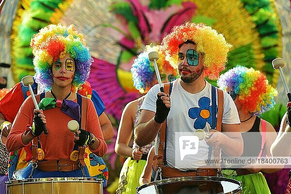 Vielfarbig in allen Altersgruppen praegen den Umzug im Karneval  ESP  Spanien  Kanaren  La Palma  Europa