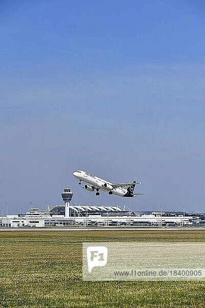 Startender Lufthansa Airbus A320-200 auf Startbahn Süd mit Tower  Flughafen München  Oberbayern  Bayern  Deutschland  Europa