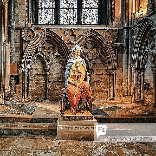 Marienfigur  Maria mit Kind  Kathedrale von Lincoln  The Cathedral Church of St. Mary  Gotik  Innenaufnahme  Lincoln  Lincolnshire  England  Großbritannien  Europa