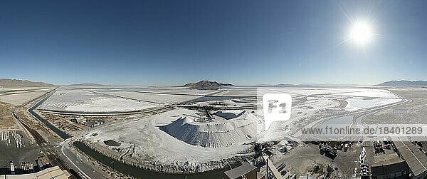 Grantsville  Utah  Die Morton Salt Anlage  in der Salz durch Aufstauen von Sole in flachen Verdunstungsteichen am Rande des Great Salt Lake gewonnen wird. Das Unternehmen verkauft dieses Salz zur Wasserenthärtung und zum Schmelzen von Eis