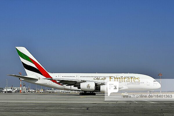 Emirates Airlines  Airbus A380-800 rollt auf Rollweg auf Startbahn Süd  Flughafen München  Oberbayern  Bayern  Deutschland  Europa