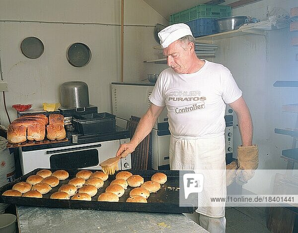 Ein Baecker beim Bauernhof  hier am 22.10.1997 in Iserlohn  der seine frischen Produkte verkauft und damit foerdert  DEU  Deutschland  Europa