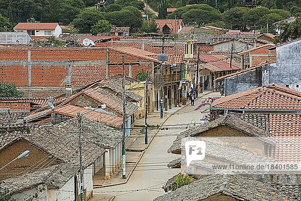 Luftaufnahme über eine Straße mit Häusern in der Stadt Samaipata  Provinz Florida  Departement Santa Cruz  Bolivien  Südamerika