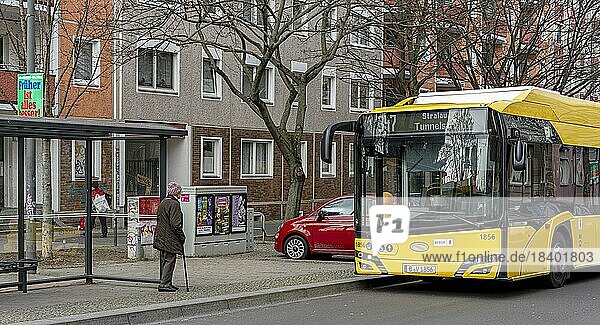 Bushaltestelle  wartende Seniorin  Berlin  Deutschland  Europa