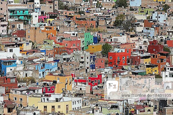 Luftaufnahme über den Dächern der Häuser im Stadtzentrum von Guanajuato  Zentralmexiko
