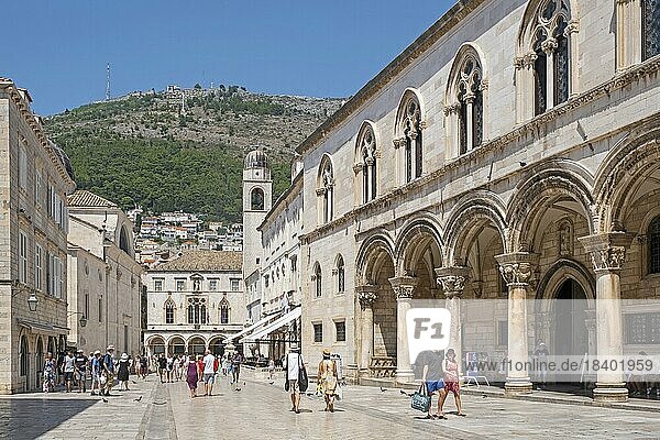 Der Rektorenpalast mit dem Sponzapalast im Hintergrund im historischen Zentrum von Dubrovnik  erbaut von den Venezianern  Kroatien  Europa