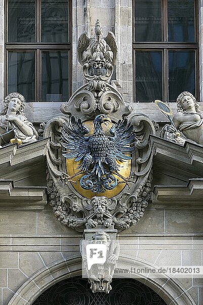 Reichsadler und Skulpturen ammittleren Eingangsportal vom historischen Wolfschen Rathaus  Renaissancebau  gebaut 1616 bis 1622  Nürnberg  Mittelfranken  Bayern  Deutschland  Europa