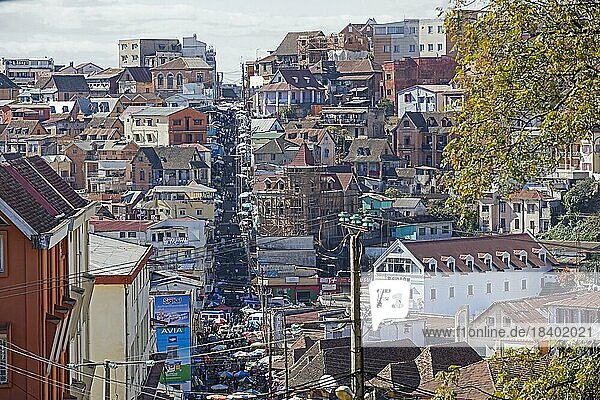 Treppe  die la ville moyenne mit dem zentralen Marktplatz von Analakely in Antananarivo  der Hauptstadt von Madagaskar  Südostafrika  verbindet