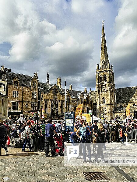 Menschenmenge auf dem Marktplatz  St. Nicholas Church  Musikfestival in Durham  England  Großbritannien  Europa