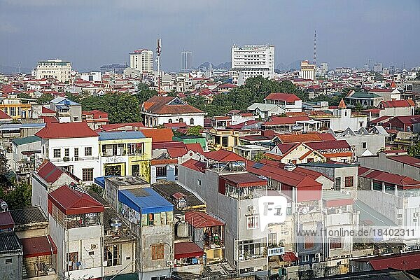 Luftaufnahme über bunte Häuser und Wohnungen der Stadt Ninh Binh im Delta des Roten Flusses in Nordvietnam