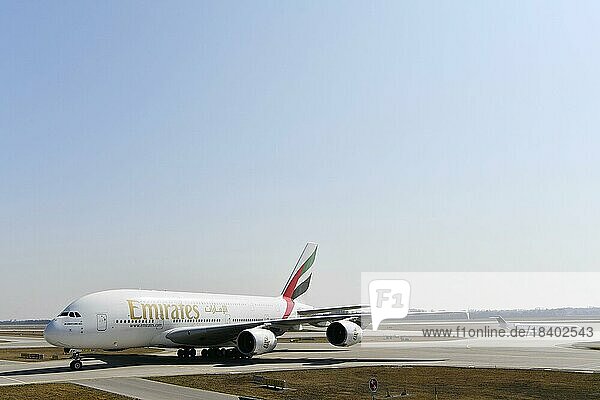 Emirates Airlines  Airbus A380-800 rollt auf Rollweg von Landebahn Süd zum Terminal 1  Flughafen München  Oberbayern  Bayern  Deutschland  Europa