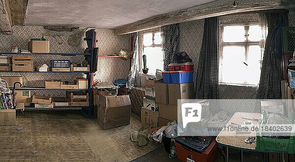 Zimmer mit Hinterlassenschaft in einem seit Jahren unbewohntem Altstadthaus  Bayern  Deutschland  Europa