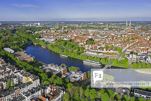 Luftbild über die Trave  Altstadt und Kirchen der Hansestadt Lübeck im Frühling  Schleswig Holstein  Deutschland  Europa
