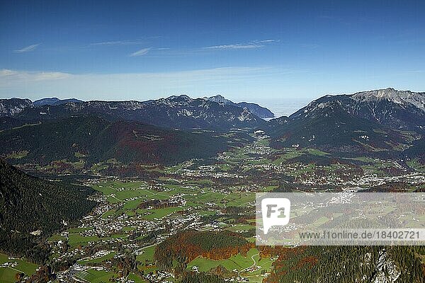 Luftbild vom Jenner über das Dorf Schönau und den Untersberg im Herbst  Nationalpark Berchtesgaden  Bayerische Alpen  Bayern  Deutschland  Europa