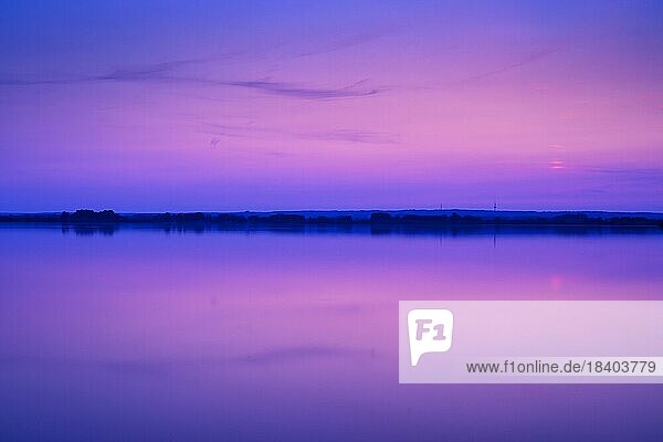 Abend am Dümmer See  Sonnenuntergang  blaue Stunde  Stille  Weite  Ruhe  Wasser  Binnensee  Lembruch  Niedersachsen  Deutschland  Europa