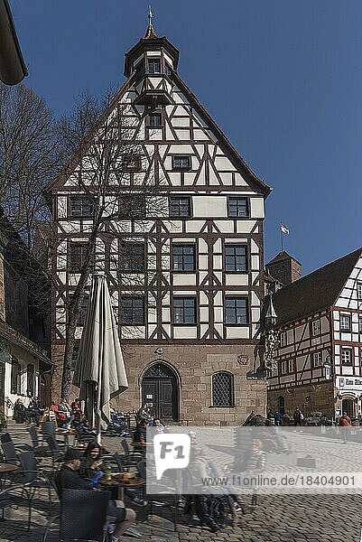 Pilatushaus  historisches Bürgerhaus von 1489  vorne Café Besucher  Tiergärtnertorplatz  Nürnberg  Mittelfranken  Bayern  Deutschland  Europa