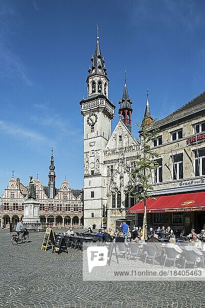 Glockenturm und Touristen in einem Straßencafé auf dem Stadtplatz in Aalst  Alost  Ostflandern  Belgien  Europa
