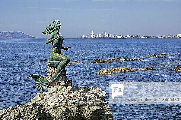 Bronzeskulptur La Sirena  Die Meerjungfrau am Malecón  Uferpromenade in der Stadt Mazatla? n  Sinaloa  Mexiko  Mittelamerika