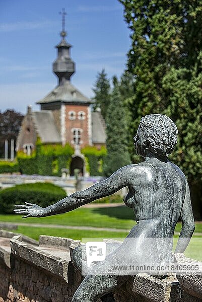 Bronzeskulptur eines nackten Mädchens von Graf Guy van den Steen im Garten des Château de Jehay  Schloss Jehay  Schloss Jehay Bodegnée in Amay  Lüttich  Wallonien  Belgien  16  Europa