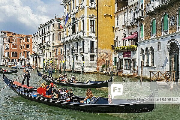 Canal Grande mit Gondolieri in traditionellen Gondeln  die Touristen auf Besichtigungstouren in Venedig  Venetien  Norditalien  mitnehmen