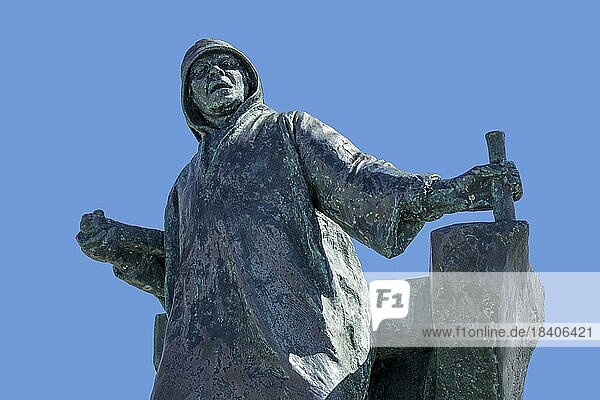 Statue De Stuurman  Sterken Dries mit einem Fischer am Ruder im Badeort Blankenberge an der Nordseeküste  Westflandern  Belgien  Europa