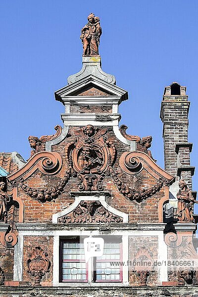 Flötenspieler  de Hel  Terrakotta Skulpturen  Girlanden und Voluten  die den Giebel eines Barockhauses aus dem 17. Jahrhundert in Gent  Belgien  schmücken  Europa