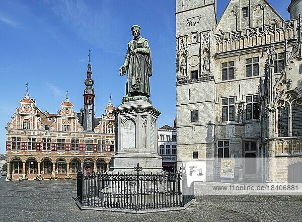 Statue des mittelalterlichen Druckers Dirk Martens  Glockenturm  Schepenhuis  Schöffenhaus und Borse von Amsterdam auf dem Stadtplatz in Aalst  Alost  Flandern  Belgien  Europa