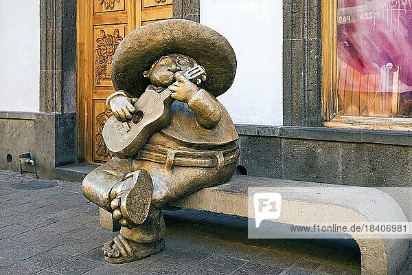 Bronzeskulptur eines auf einer Bank sitzenden Mariachi des Bildhauers Rodo Padilla in der Calle Independencia in Tlaquepaque  Guadalajara  Jalisco  Mexiko  Mittelamerika