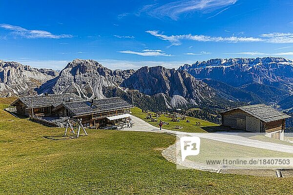 Sofiehütte  hinten die Puez-Gruppe und der Sellastock  Grödnertal  Dolomiten  Südtirol  Italien  Europa