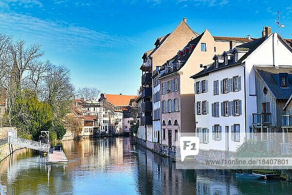 Der Fluss III mit Wohngebäuden im historischen Viertel Petite France in der Stadt Straßburg  Straßburg  Frankreich  Europa