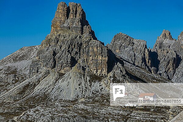 Der Gipfel des Sextener Stein  darunter die Drei Zinnen-Hütte  Dolomiten  Südtirol  Italien  Europa