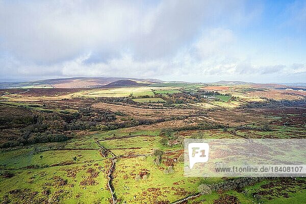 Blick über das Emsworthy Moor von einer Drohne aus  Haytor Rocks  Dartmoor National Park  Devon  England  UK
