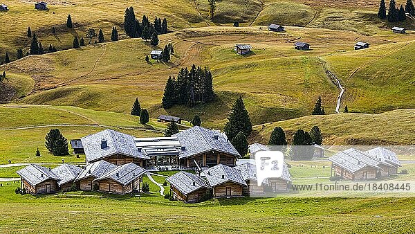 Wellness Resort Adler Mountain Lodge und herbstliche Almwiesen  Seiser Alm  Grödnertal  Dolomiten  Südtirol  Italien  Europa