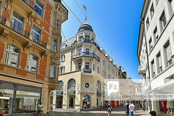 Historische Altstadt mit Geschäften in der Kurstadt Baden Baden an einem sonnigen Tag  Baden Baden  Deutschland  Europa